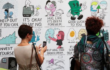 bazı boyalı duvarın önünde duran