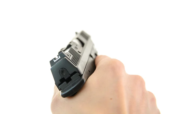 Ręka trzyma pistolet automatyczny pó? — Zdjęcie stockowe