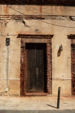  Ahşap kapılı ve kirli sokak lambasıyla harap olmuş eski cephe