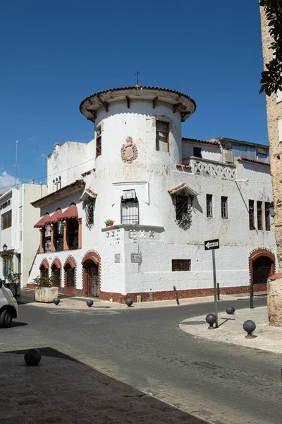 2021年2月19日多米尼加共和国首都圣多明各的街道 阳光明媚的大街上的古建筑 — 图库照片