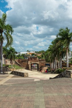 San Domingo sokakları, Dominik Cumhuriyeti 'nin başkenti, 19 Şubat 2021. Güneşli bir günde sokaklarda antik binalar