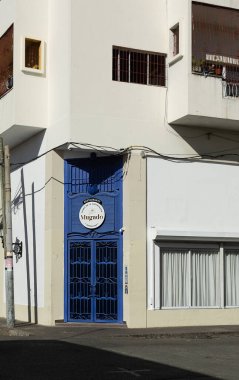 Dominik Cumhuriyeti 'nin başkenti San Domingo' da, 22 Ocak 2022 'de, sömürge bölgesi sokaklarındaki renkli ev ve kapı cepheleri.