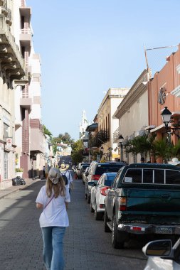 Güneşli bir günde Santo Domingo Koloni Bölgesi 'nin caddesi. Eski 16. yüzyıl evleri ve kaldırım taşlı sokaklar. San Domingo, Dominik Cumhuriyeti 'nin başkenti, 22 Ocak 2022