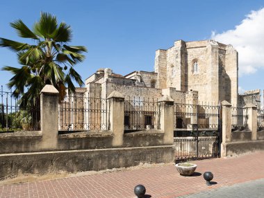 Santo Domingo Katedrali 'nin ön cephesi, 15. yüzyıl. Dominik Cumhuriyeti 'nin başkentinde antik bir bina.