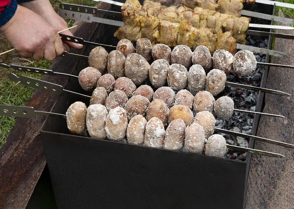 Selective Focus Potatoes Salt Skewers Men Hands Turn Vegetable Barbecue — Foto Stock