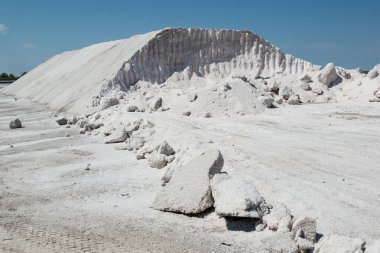 Dağlara özenli bir şekilde odaklanmış bulutlu mavi gökyüzüne karşı doğal tuz çıkarılmış. Ukrayna 'da taş tuzu endüstriyel çıkarımı.