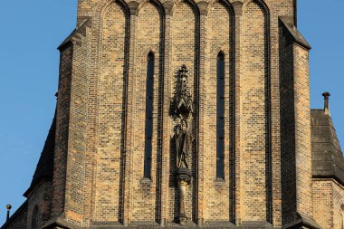 Prag 'daki St. Prokop kulesinin orta kısmında elinde bir sahtekârla Prokop figürü vardı. Neo-Gotik elementlere sahip katedral
