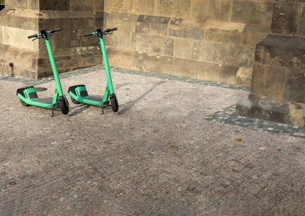 Deux Scooters Vert Coup Pied Sur Fond Vieux Mur Briques — Photo