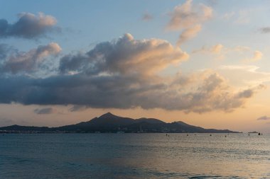 Denizin üzerinde gün batımı