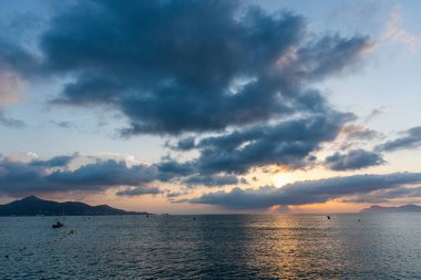 Denizin üzerinde güzel bir gün batımı