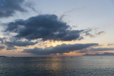 Denizin üzerinde güzel bir gün batımı