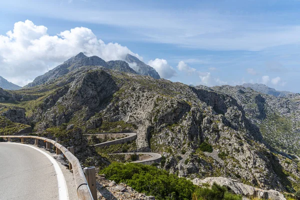 Dağlardaki yol manzarası