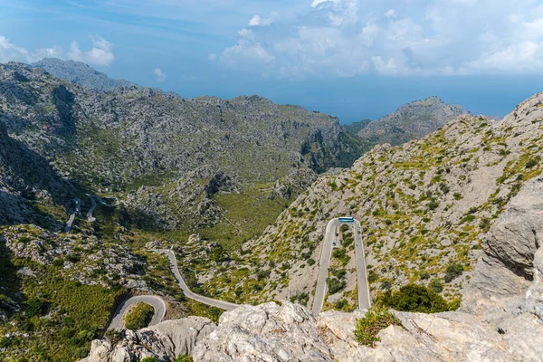 Ve şu dağa ve dağlara.