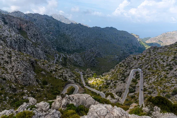 Dağlardaki dağ nehri manzarası