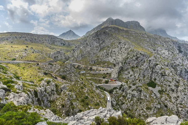 Dağlardaki dağ nehri manzarası