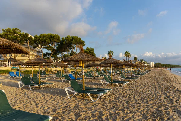 Krzesła Parasole Plażowe Piaszczystym Brzegu Morza — Zdjęcie stockowe