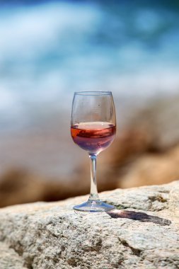Verre de vin rosé sur un muret