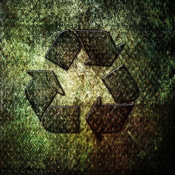 Recycling-Symbol auf grünem Metall geprägt — Stockfoto