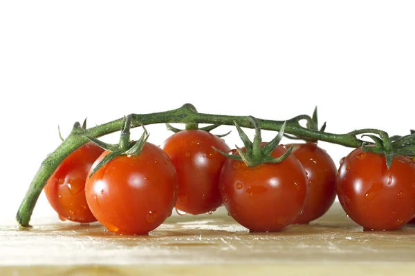 Tomates sobre fundo branco, e madeira — Fotografia de Stock