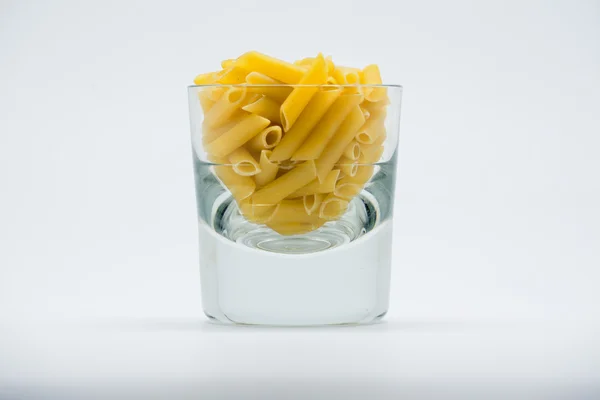 Porção de macarrão, em vidro moderno — Fotografia de Stock