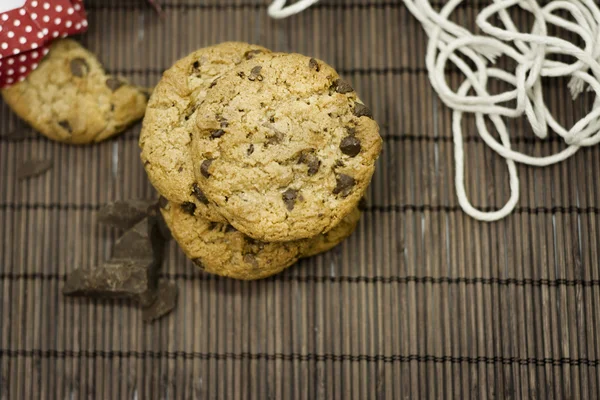 Galletas de chocolate, fondo marrón —  Fotos de Stock