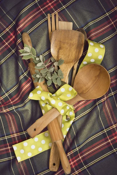 Cucchiai di legno, nastro verde lunare fondo di legno bianco . — Foto Stock