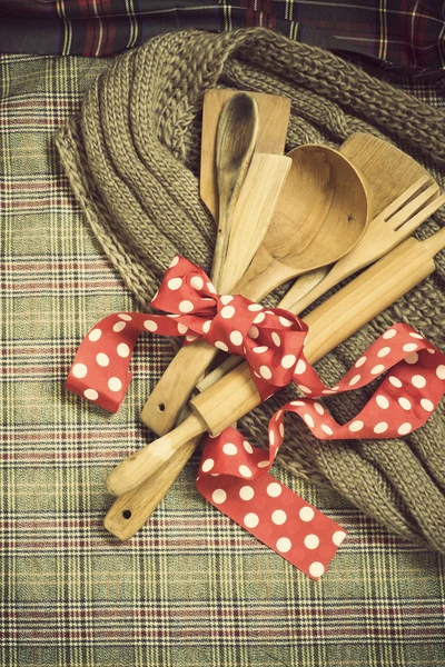 Cucchiai di legno, pentole — Foto Stock