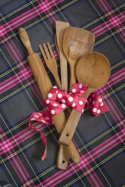 Cucchiai di legno, nastro rosa lunare fondo di legno bianco . — Foto Stock