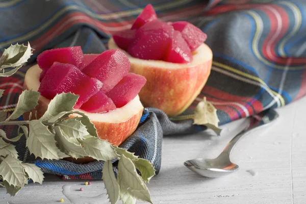 Couper les pommes farcies de fruits, imprégnation de fruits en vous rouge ta — Photo