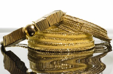 Kadınlar için üç zarif altın Kolyeler,