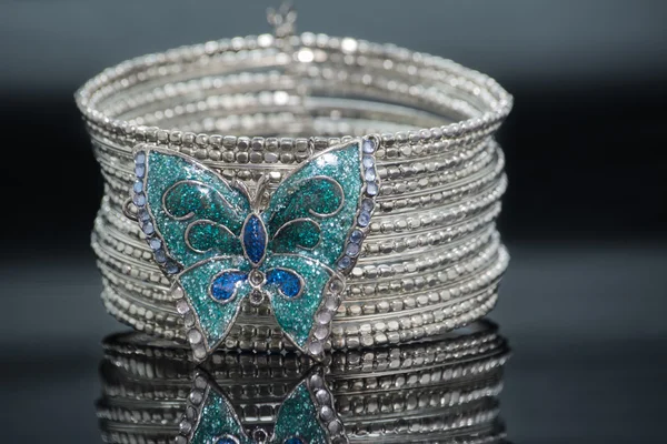 Bracciale in argento con gioiello farfalla — Foto Stock