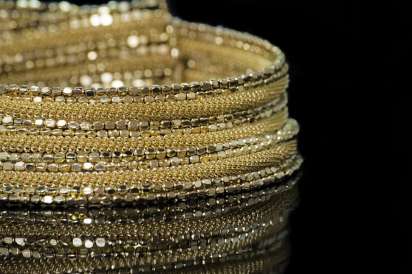 Eleganta kvinnors guld halsband — Stockfoto