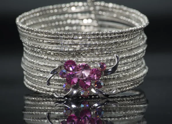 Silberarmband mit rosa Kristallsteinen. — Stockfoto