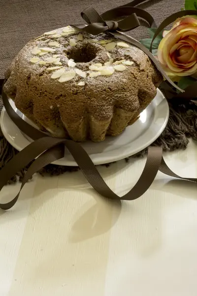 Шоколадный торт на коричневом одеяле — стоковое фото