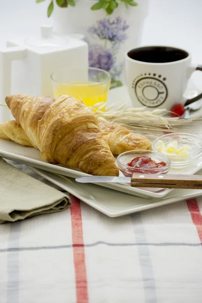 Breakfast croissant and cup — Stock Photo, Image