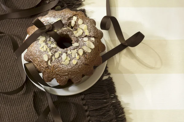 Шоколадный торт на коричневом одеяле — стоковое фото