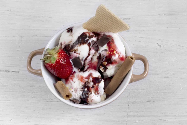 Vanilková zmrzlina a jahody v hnědé mísa — Stock fotografie