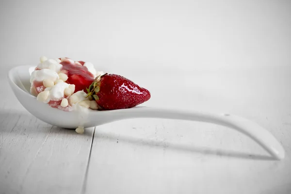 Vanilla and strawberry ice cream on spoon — Stock Photo, Image