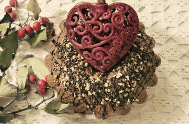 parlak kırmızı kalp ile geleneksel kek