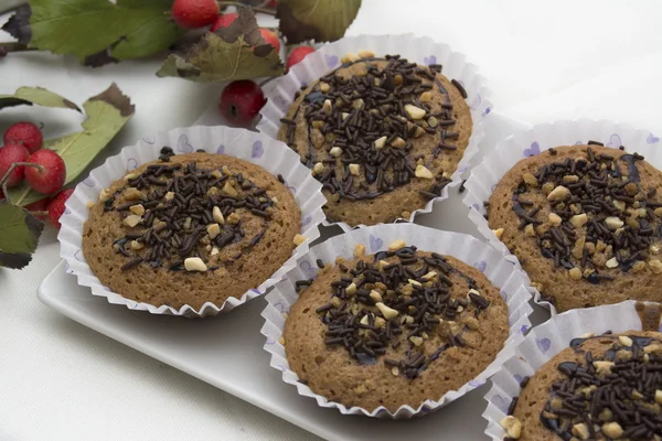 Smakelijke muffin met chocolade en amandel gebak — Stockfoto