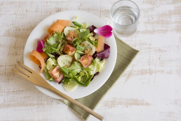 Свежий салат, вилка — стоковое фото