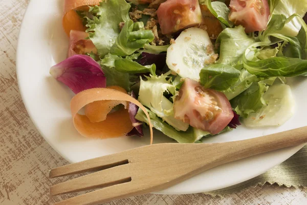 Salade verte fraîche, fourchette en bois — Photo