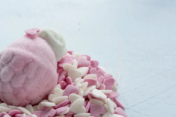 Marshmallow in form of strawberries, and sugar hearts — Stock Photo, Image