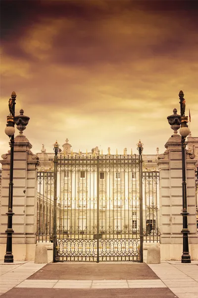 오래 된 철 문입니다. 왕궁입니다. 마드리드입니다. 스페인 — 스톡 사진