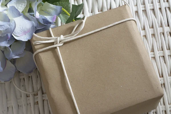 Boîte cadeau enveloppée dans du papier recyclé avec ruban papillon — Photo