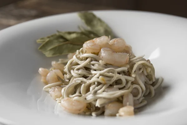 karides, geleneksel İspanyol yemeği, tahta arka plan ile angulas