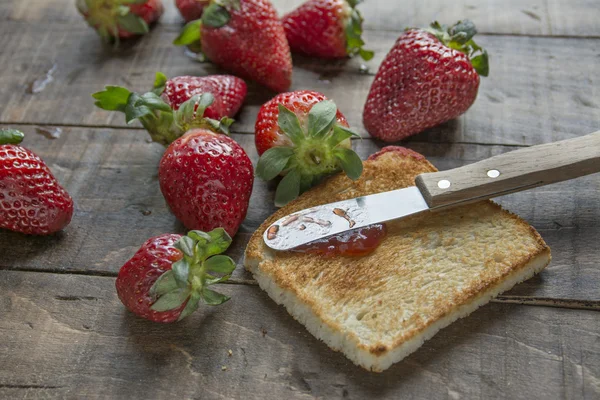 Tostadas y mermelada de fresa —  Fotos de Stock