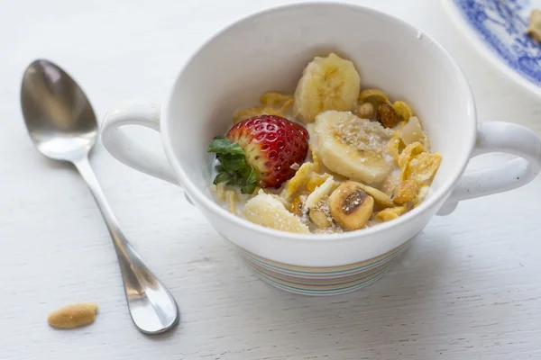 Breakfast cereals and fruit — Stock Photo, Image