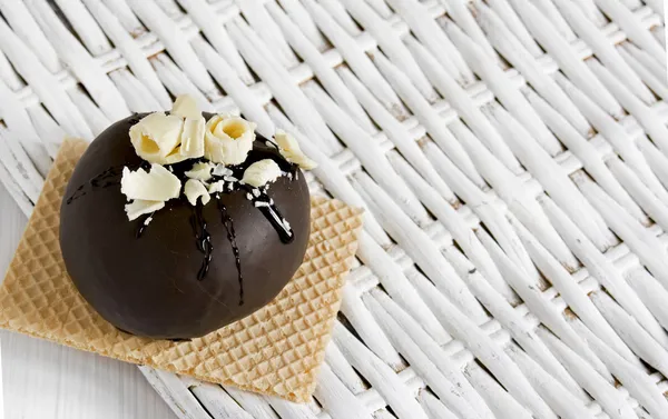 Dessert au chocolat rond, avec pépites de chocolat blanc — Photo