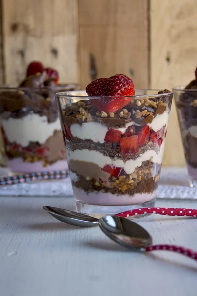 Postre de pastel de chocolate, yogur y fresas — Foto de Stock